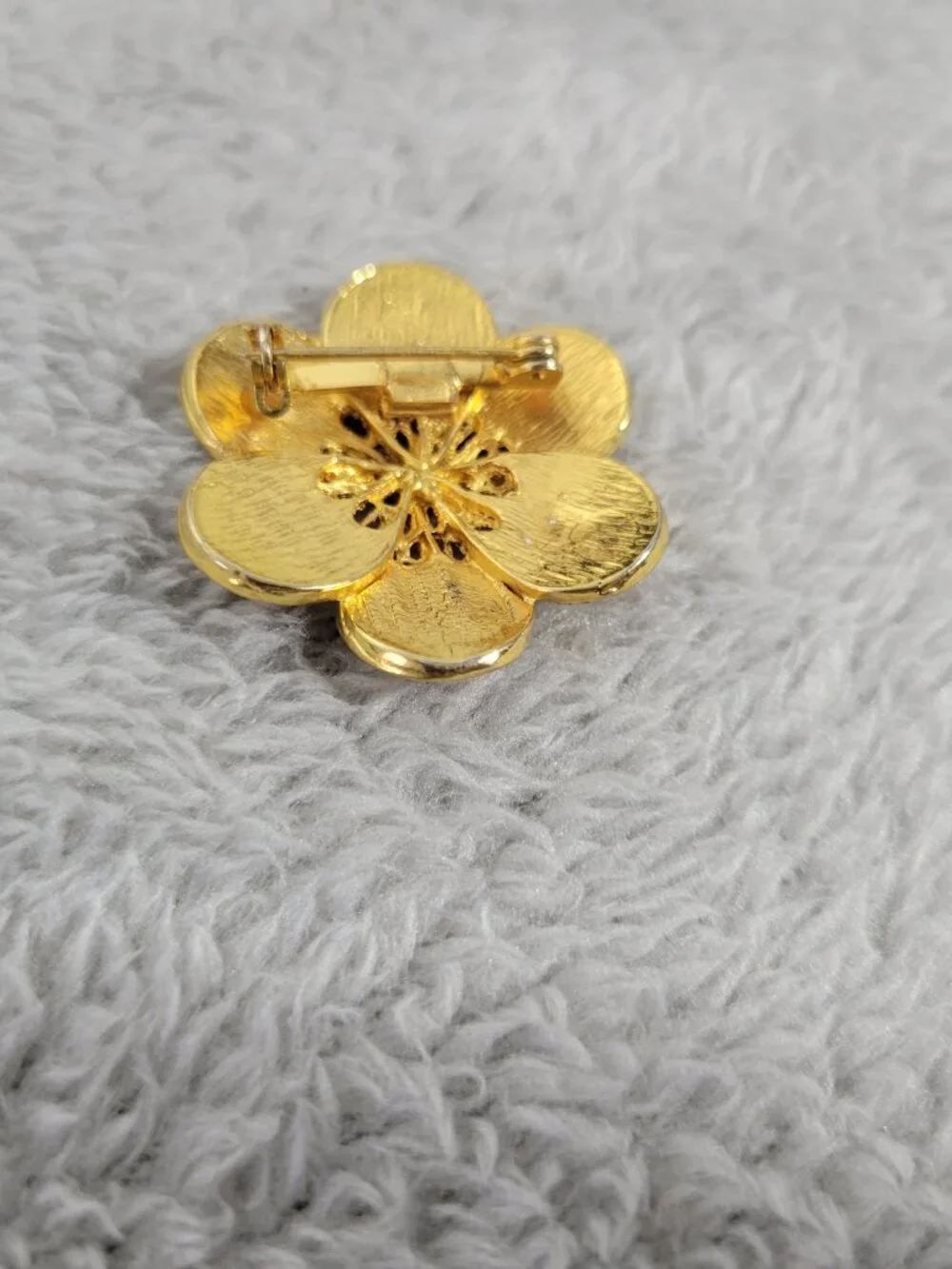 Vintage Style Yellow Enamel Flower Brooch Gold Tone Filigree Floral Pin P8E